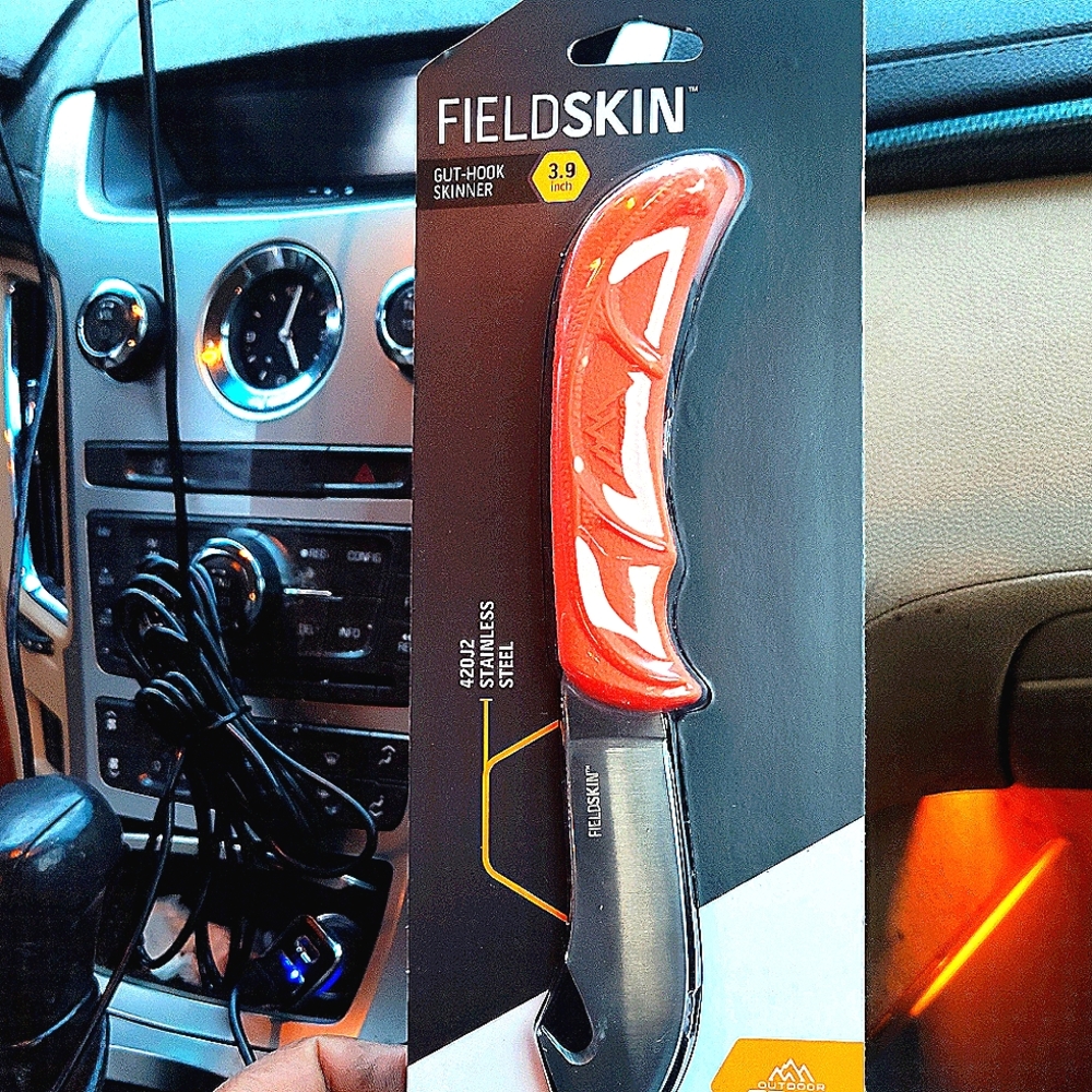 Feildskin hook skinner 3.9inch with sheath.brand new.......